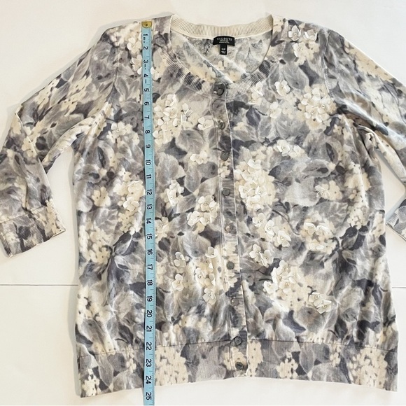 Talbots Gray White Floral 3D Silk Blend 3/4 Sleeve button Front Cardigan Size XL - Picture 7 of 7